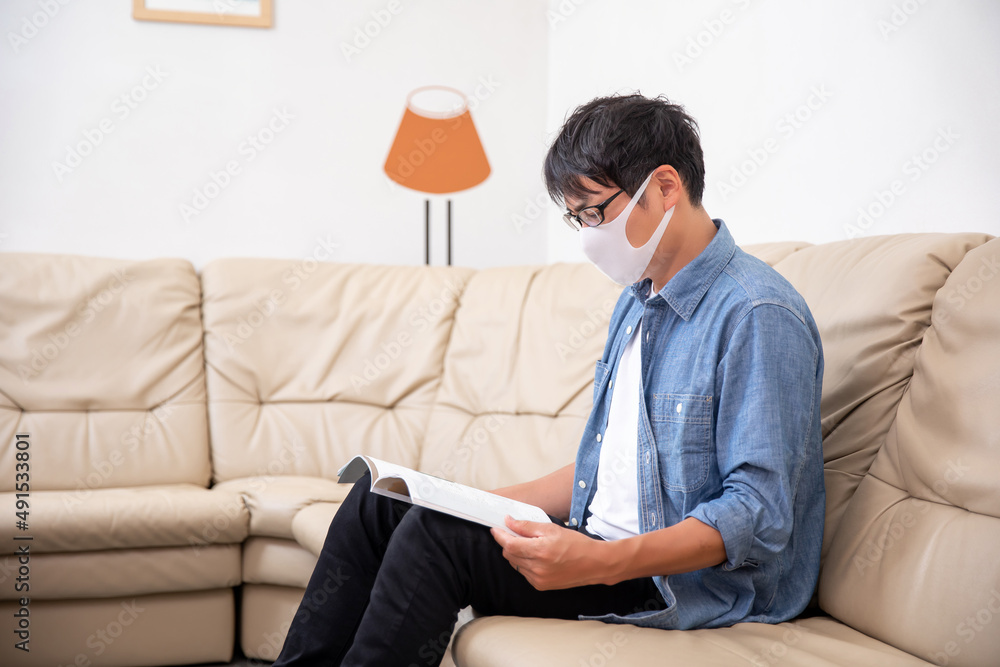 待合室で雑誌を読む男性
