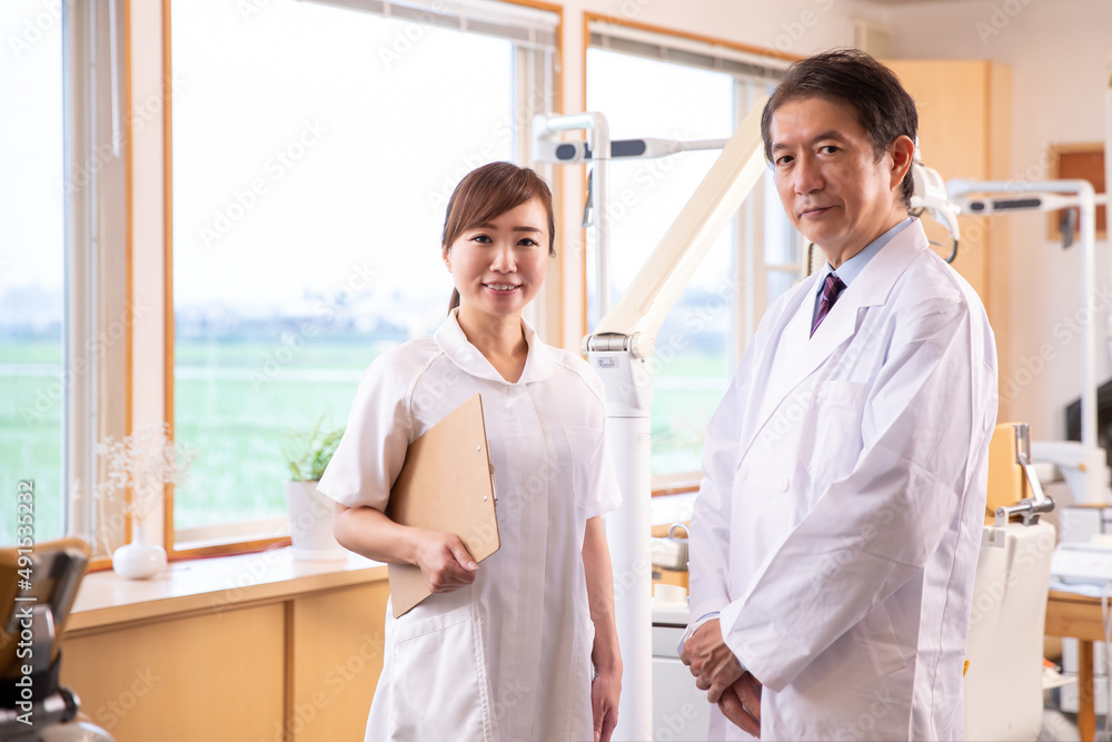 Obraz premium 男性医師と看護師 