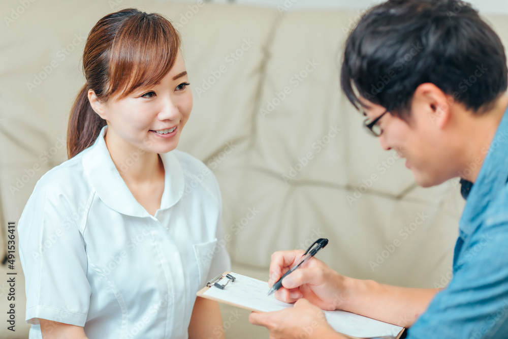 Fototapeta premium 問診する看護師と男性患者 