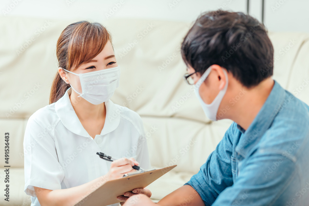 問診する看護師と男性患者
問診する看護師と男性患者