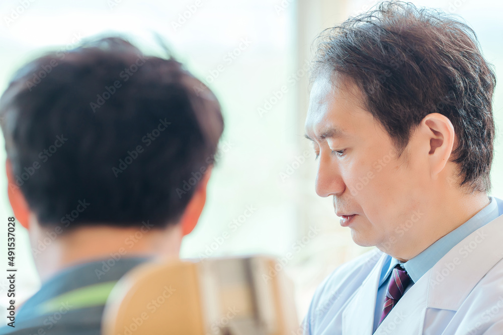 男性医師と患者
