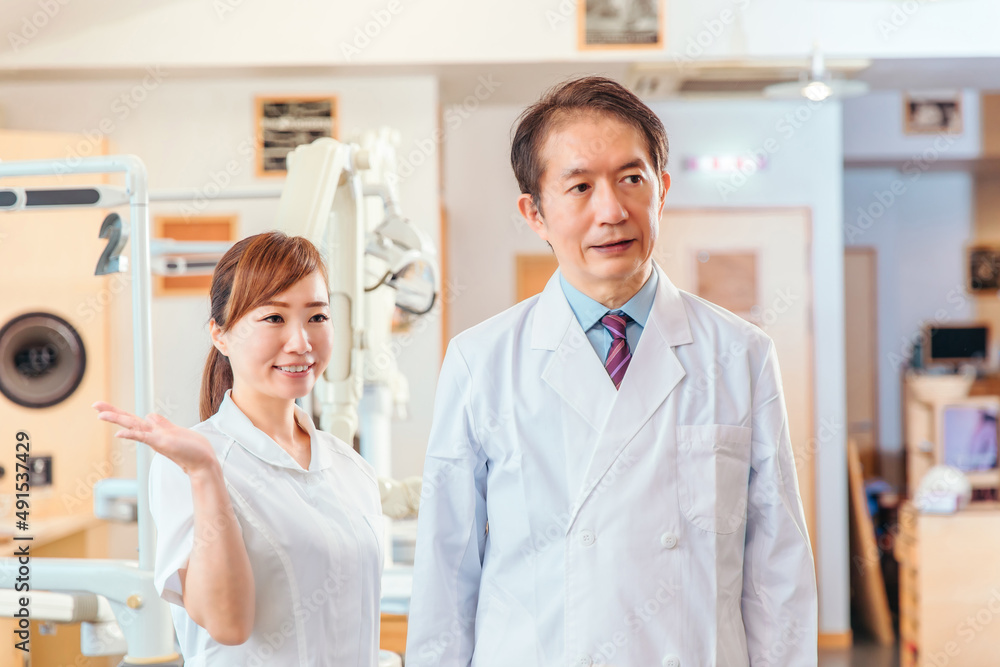 Obraz premium 看護師と医者 