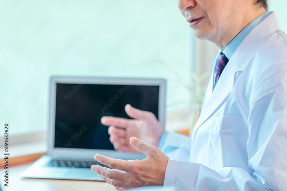 説明する男性医師
