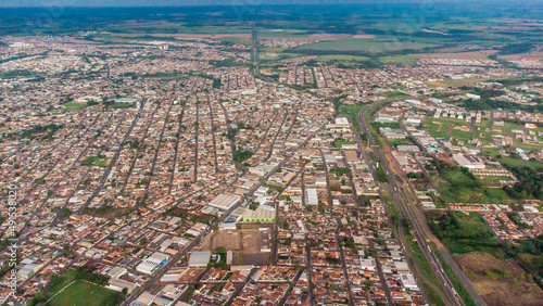 Vista aérea de uma cidade de diversos pontos em um fim d etarde no verão