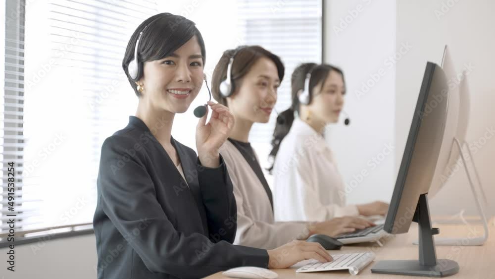 女性　コールセンター　オペレーター
