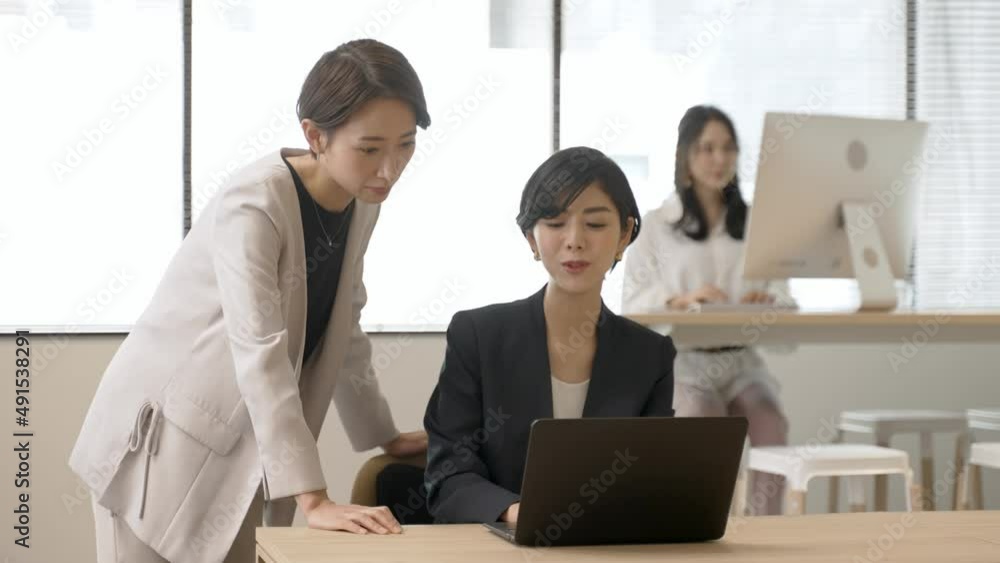 オフィスで働く女性 オフィスで働く女性