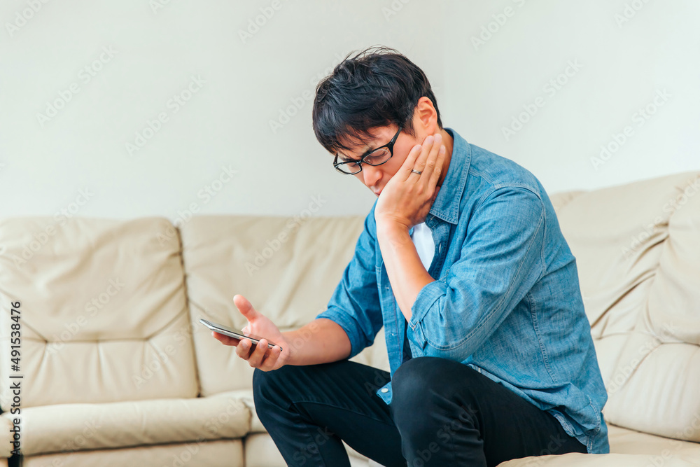 待合室のソファに座る男性患者
待合室のソファに座る男性患者