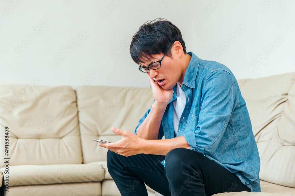 待合室のソファに座る男性患者
待合室のソファに座る男性患者
