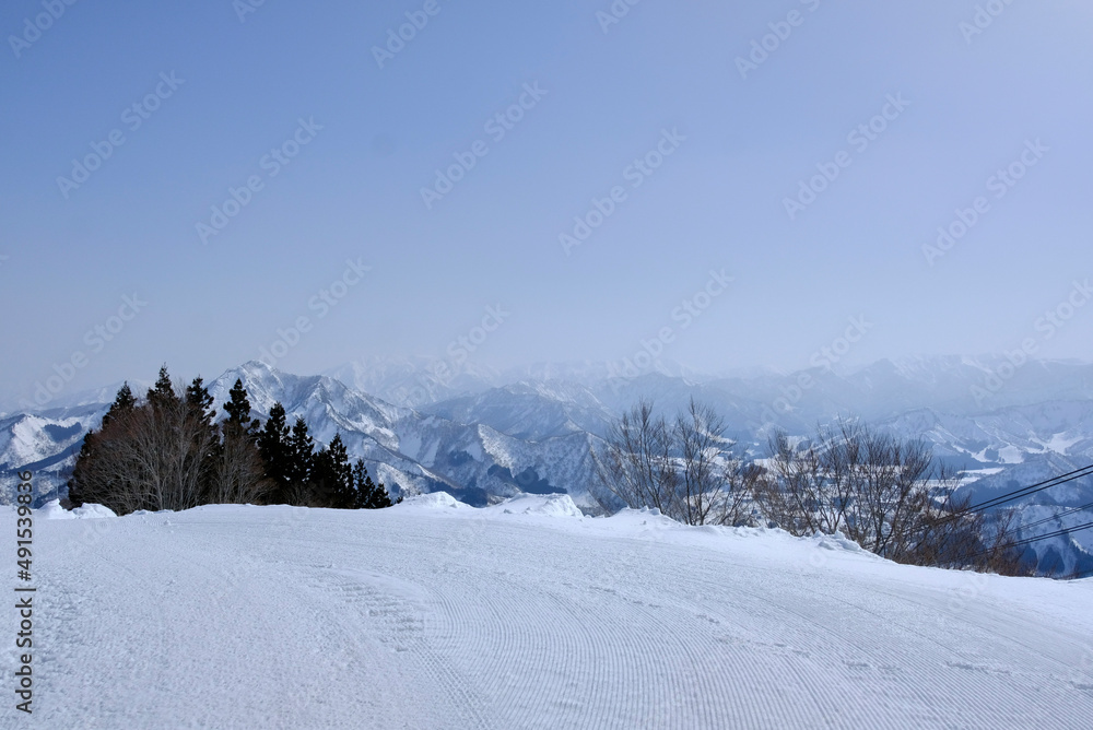 Bright sunny day in the ski resort, 2022/3/5