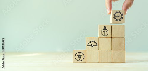Foto MVP, minimum viable product concept for lean startup