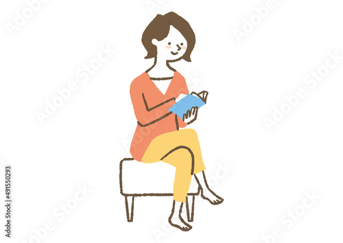 椅子に座って読書をする女性_色