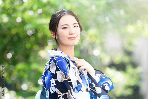 фотографія メインビジュアルにも！浴衣の似合う美人な日本人女性のポートレート　カメラ目線