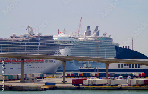 Grösstes Kreuzfahrtschiff der Welt Allure of the Seas / Largest biggest gigantic cruise ship vessel in the world	 photo