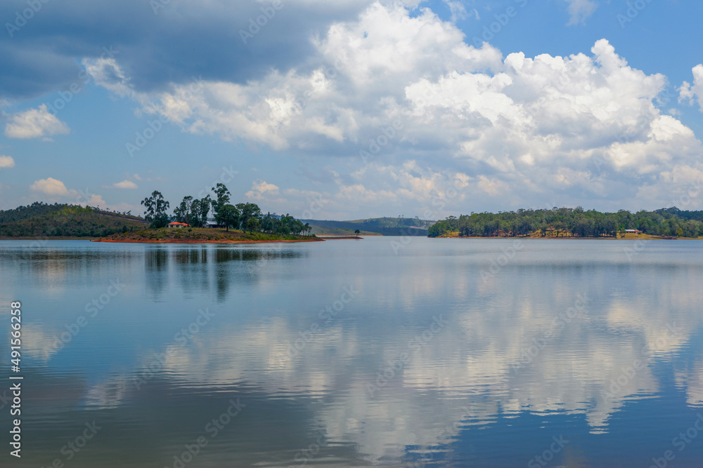 Lac et paysage dans le centre-est de Madagascar