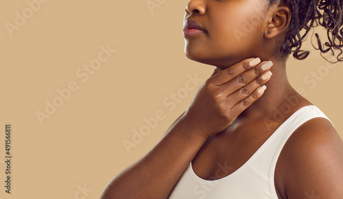 Bild auf Leinwand Color copy space banner with black woman touching her neck in painful area
