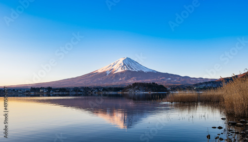 河口湖から眺める朝焼けの富士山 冬景