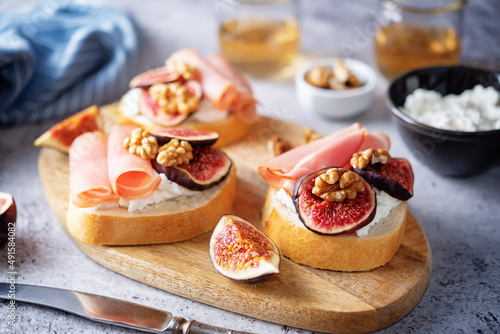 Figs ricotta prosciutto crostini with fresh figs and walnuts