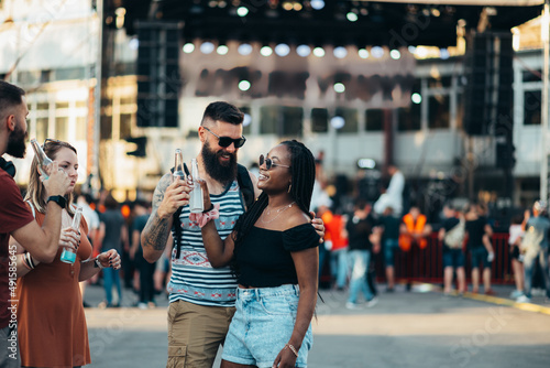 Beautiful couple drinking cocktails and having fun at music festival © Zamrznuti tonovi