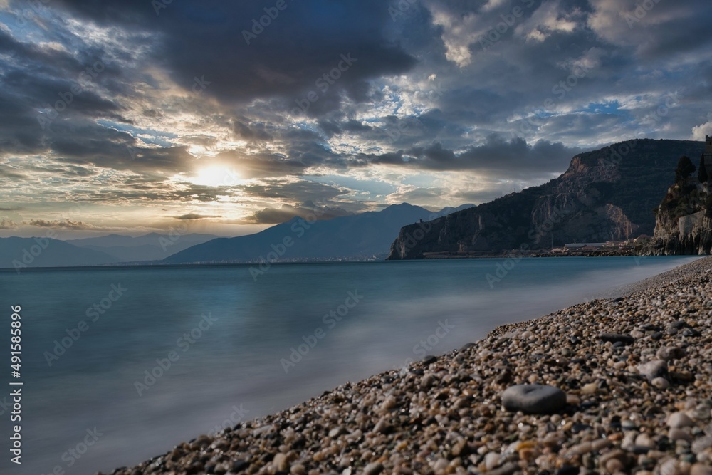 Φωτογραφία the beautiful silk effect of a long exposure of the Ligurian sea on a warm winte