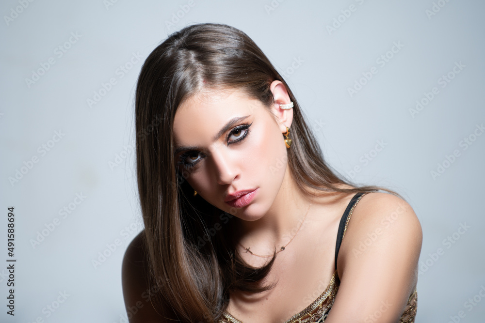 Naklejka premium Sensual fashion woman face close up. Beauty portrait of young sexy woman. Pretty woman, fashion and beauty.
