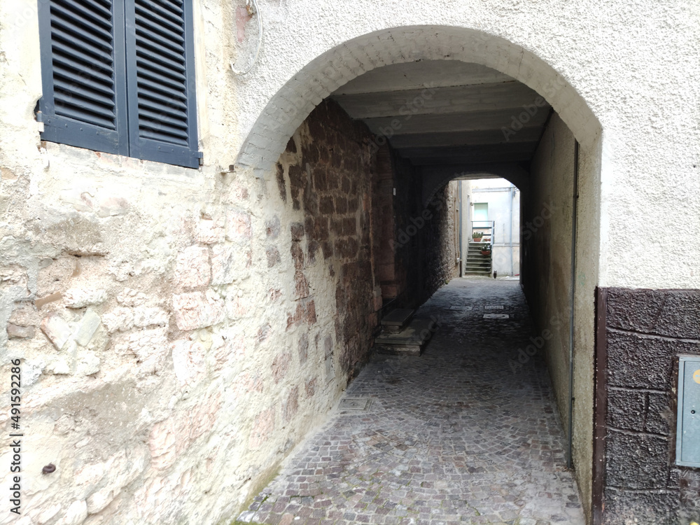 Vicoli e archi a Serra Sant'Abbondio nelle Marche Vicoli e archi a Serra Sant'Abbondio nelle Marche