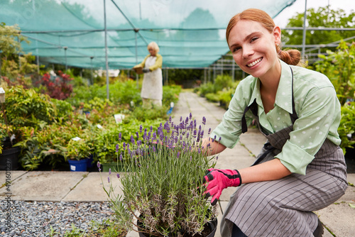 Junge Floristin in der Ausbildung mit Lavendel Pflanze