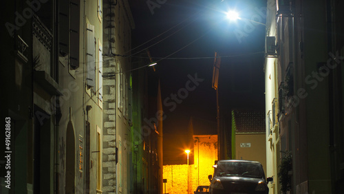 Foto Ville de Sigean en pleine nuit, dont les rues sont illuminées par un faible éclairage nocturne