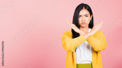 Fotografia Portrait Asian beautiful young woman unhappy or confident standing wear holding