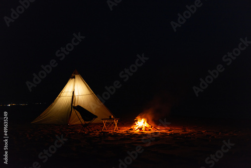 焚き火とテント © 歌うカメラマン