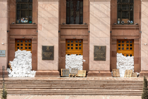 Fotografie Barricaded doors of the Kiev city state administration