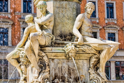 Obraz na płótnie görlitz, deutschland - statuen am muschelminna-brunnen w salonie