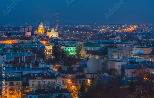 Nocny widok na centrum Lublina / Plac Litewski/ Wieża Trynitarska