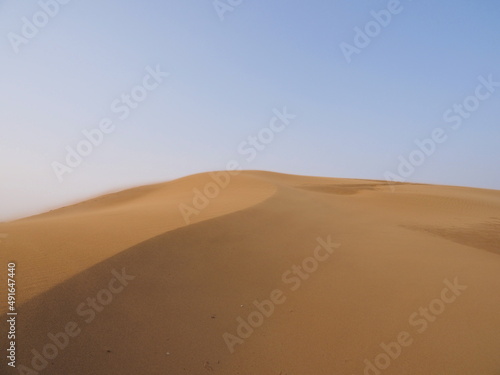 砂漠に形成される砂の山の尾根と青空