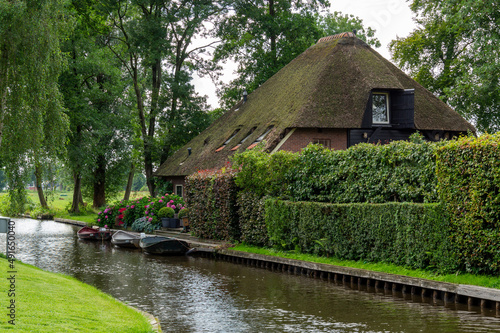 Giethoorn el pueblo de canales de los Países Bajos con casas de tejado de paja