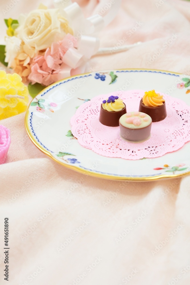 可愛いお皿に乗った数種類のチョコレート 可愛いお皿に乗った数種類のチョコレート