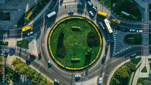 Fotografia Top view of traffic and people, cars and buses at rush hour at circular junction