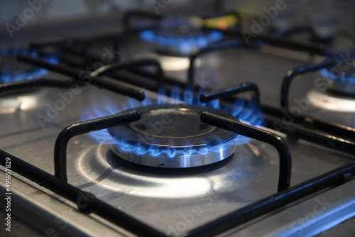 Gas fornelli della cucina accesi con fiamma blu photo