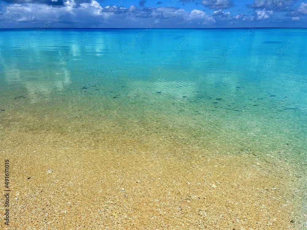 Fototapeta premium グラデーションの海、澄み切った石垣島サンセットビーチ・久宇良
