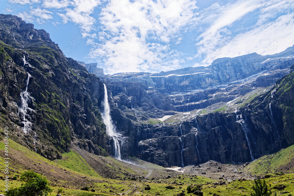 Obraz premium Gavarnie chasm with waterfalls in france