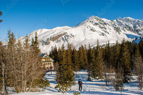Piękny i zimowy krajobraz górski