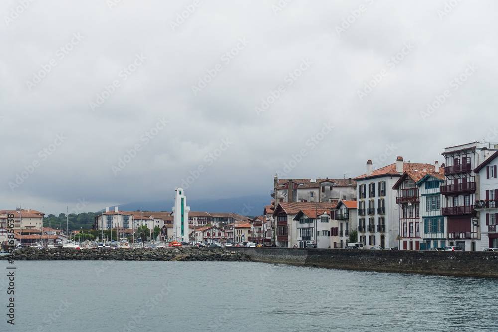 Le phare vert de Ciboure, indiquant l'entrée du port, sur la côte basque
