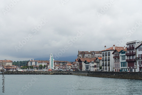 Le phare vert de Ciboure, indiquant l'entrée du port, sur la côte basque © Flo Bidarteko