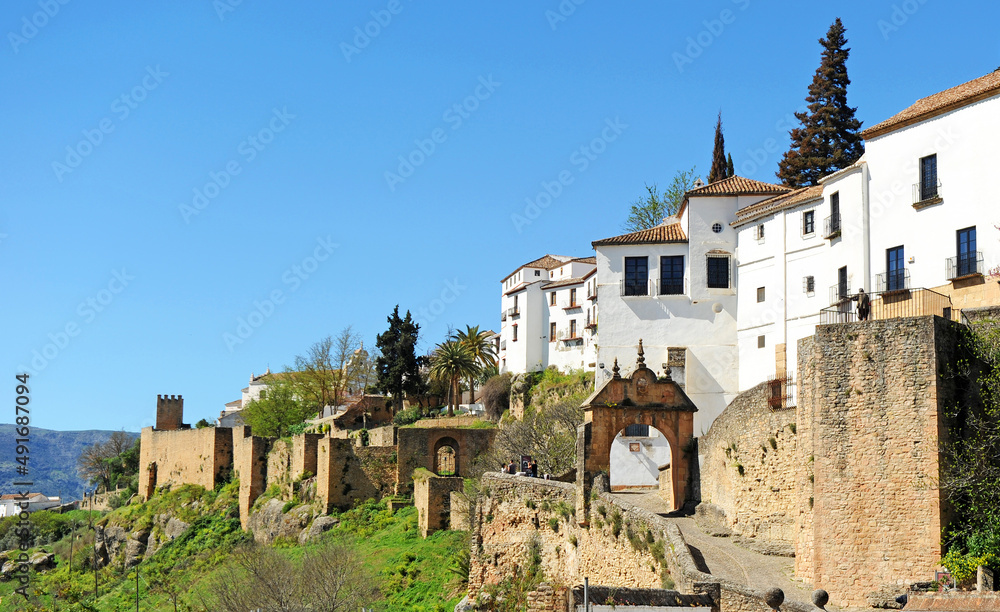 Vue panoramique sur les remparts et Porte de Philippe V à Ronda, province de Malaga, Andalousie, espagne. Ronda est l'une des villes monumentales les plus intéressantes d'Andalousie