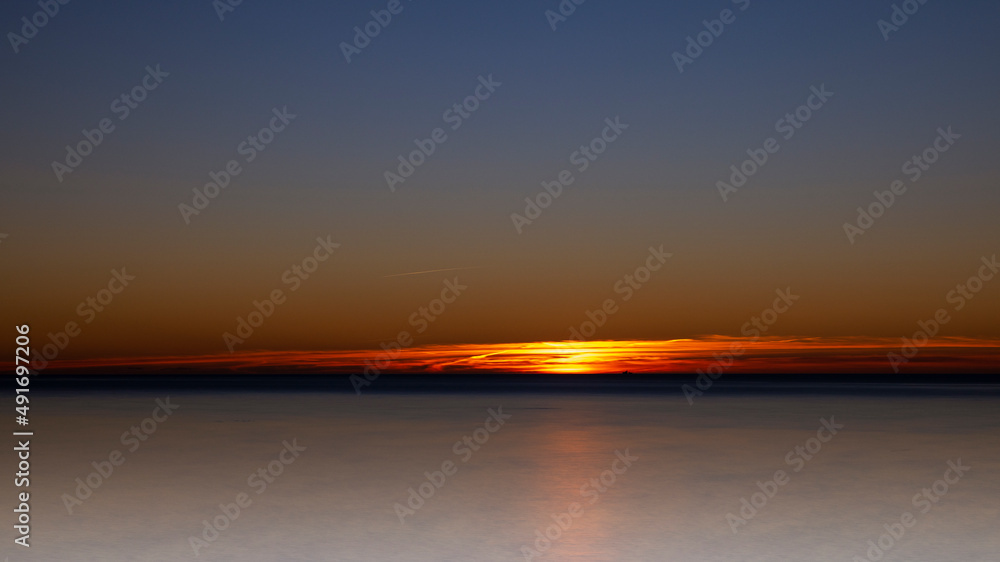 Fototapeta premium Sonnenuntergang an der Ostsee am Strand von Wustrow