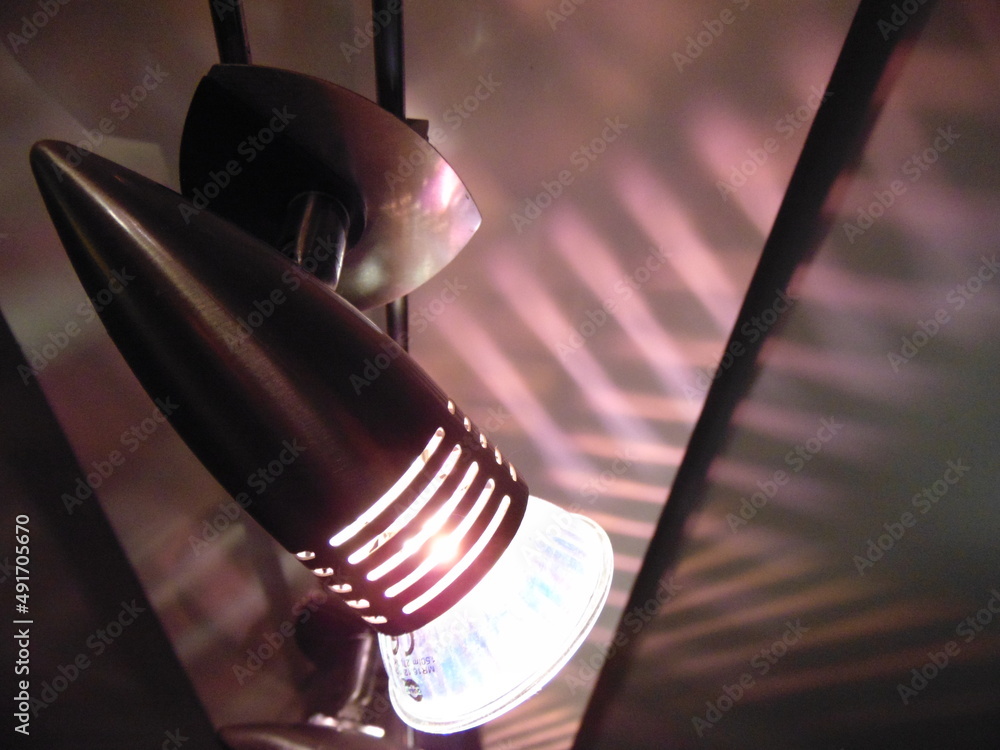 Żarówka LED halogen w żyrandolu - obrazy, fototapety, plakaty 