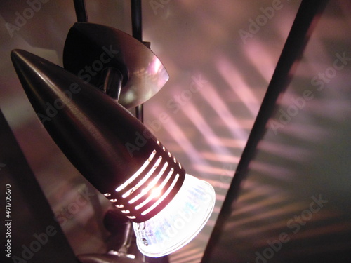 Żarówka LED halogen w żyrandolu