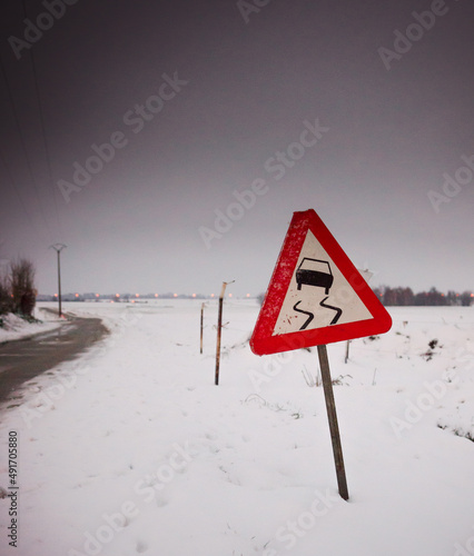 Panneau de circulation attention danger risque de verglas pluie neige glisser photo