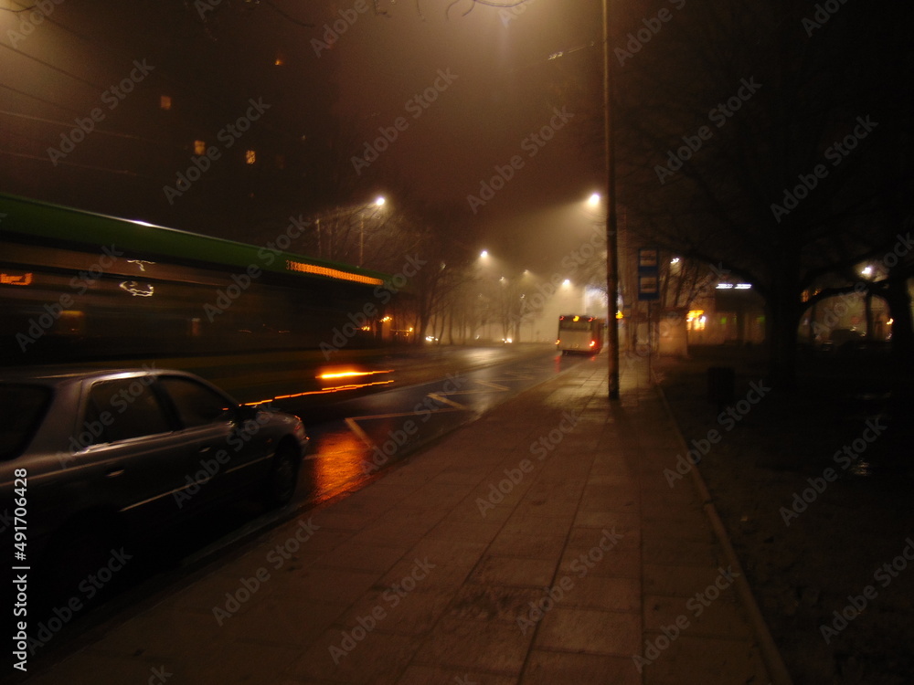 Autobus noca na przystanku na drodze w nocy