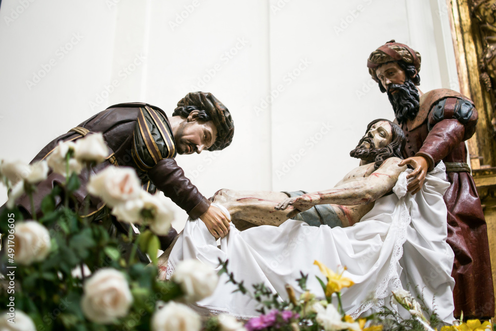 Semana Santa en Valladolid, España. Conjunto escultórico del paso de Cristo de la Cruz a María. Imágenes de Cristo muerto, Nicodemo y José de Arimatea. 