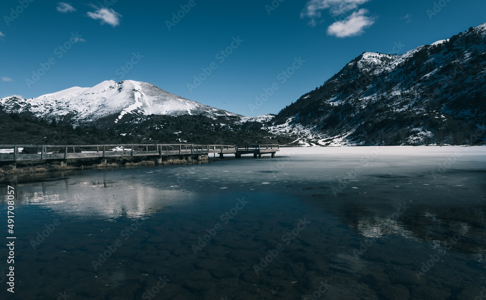 Obraz premium L'étang de Lers en Ariège Pyrénées en hiver